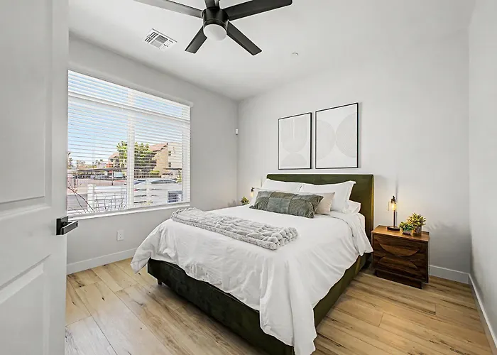 3br2.5ba W Garage Balcony Villa Phoenix