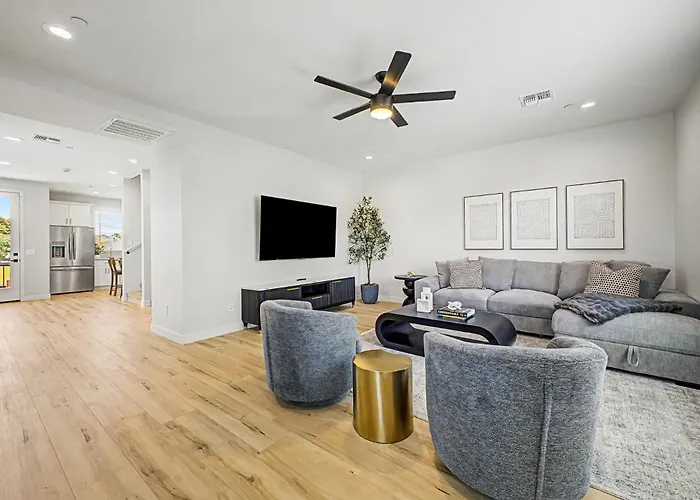 3br2.5ba W Garage Balcony Villa
