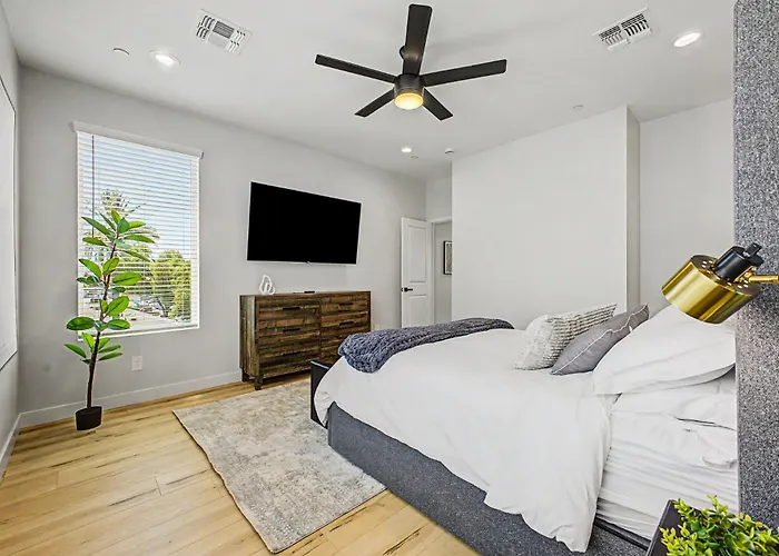 3br2.5ba W Garage Balcony Villa