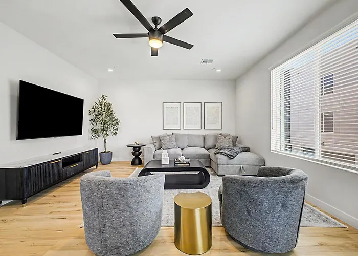 3br2.5ba W Garage Balcony * Phoenix