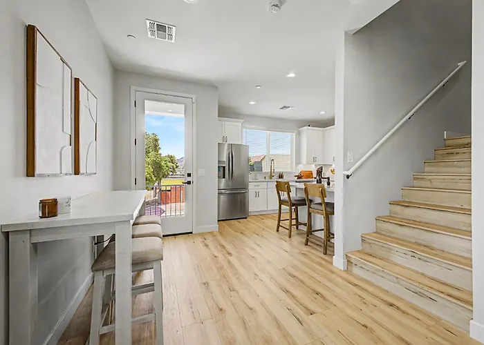 3br2.5ba W Garage Balcony *