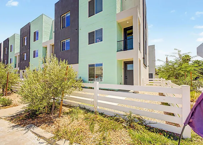 3br2.5ba W Garage Balcony * Phoenix
