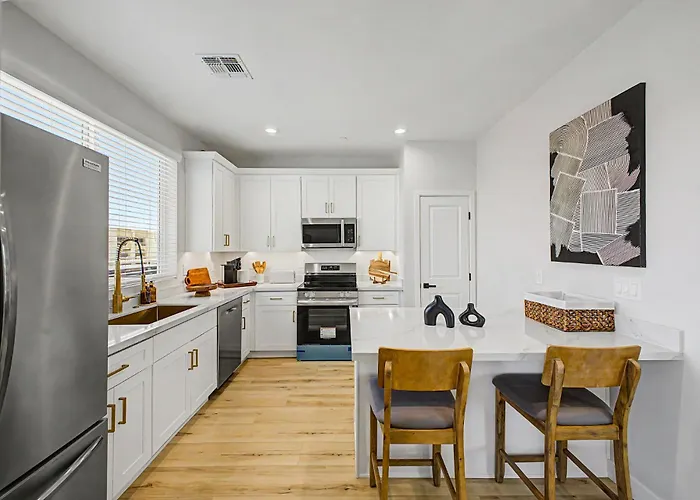3br2.5ba W Garage Balcony * Phoenix