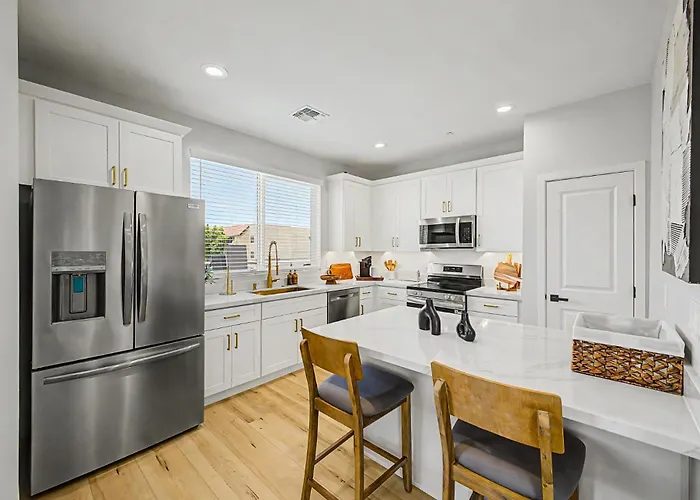 3br2.5ba W Garage Balcony Phoenix
