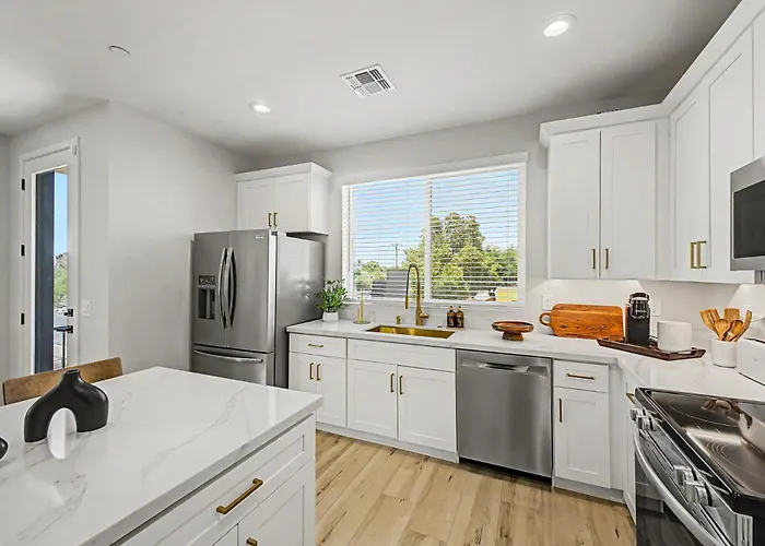 3br2.5ba W Garage Balcony Phoenix