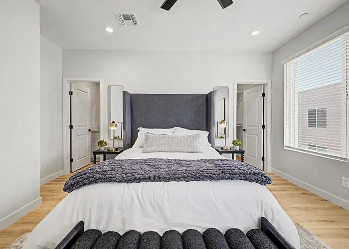 3br2.5ba W Garage Balcony Villa *