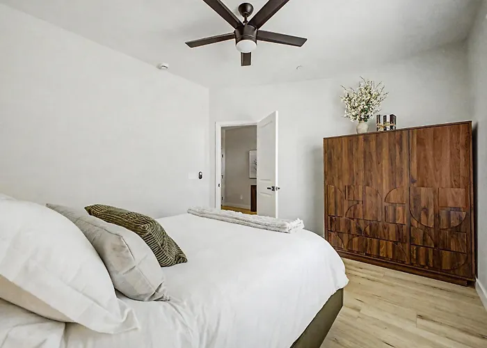 3br2.5ba W Garage Balcony Villa *