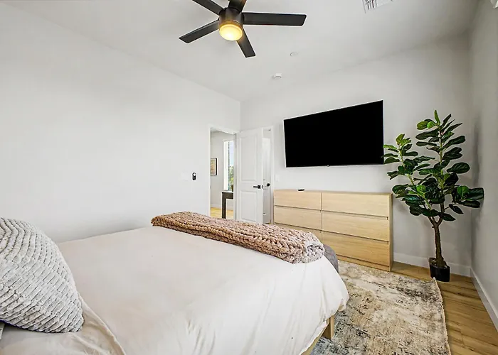 3br2.5ba W Garage Balcony * Phoenix