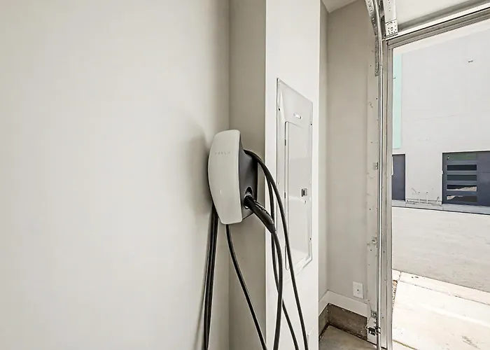 3br2.5ba W Garage Balcony Villa *