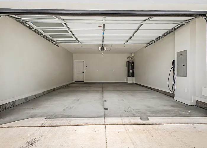 3br2.5ba W Garage Balcony * Phoenix