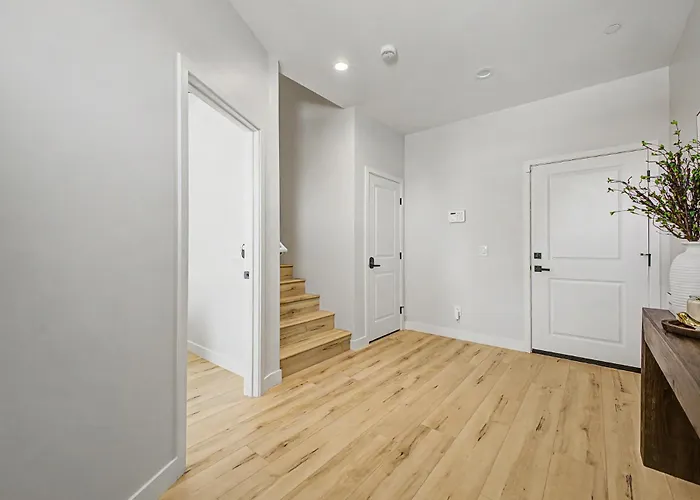 3br2.5ba W Garage Balcony Villa *