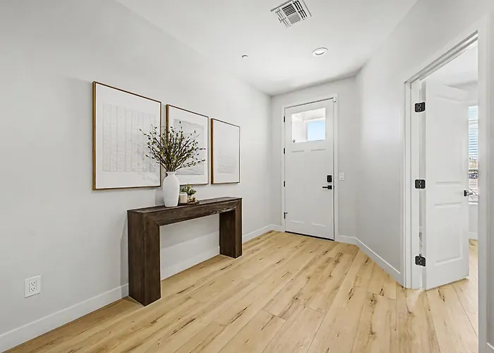 3br2.5ba W Garage Balcony *